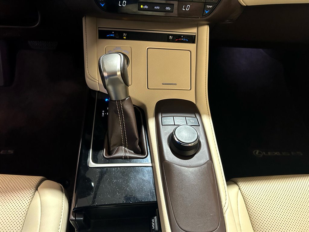 2017 Lexus ES 350 photo 27